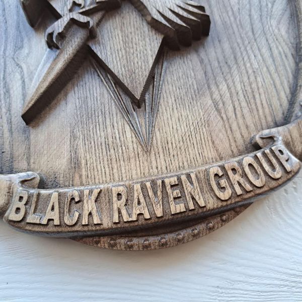 Деревянный резной герб "Герб Black Raven Group" 03044 фото